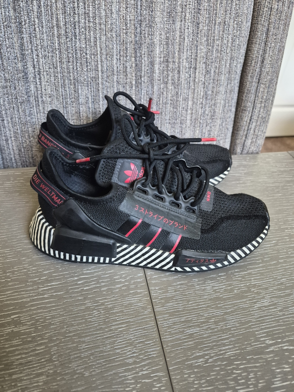 Adidas NMD_R1 V2 Dazzle Pack - Core Black' sneakers with Striped Midsole FY2107